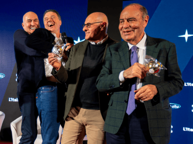 Atreju, siparietto sul palco: Crosetto “porta via” Renzi tra risate e applausi