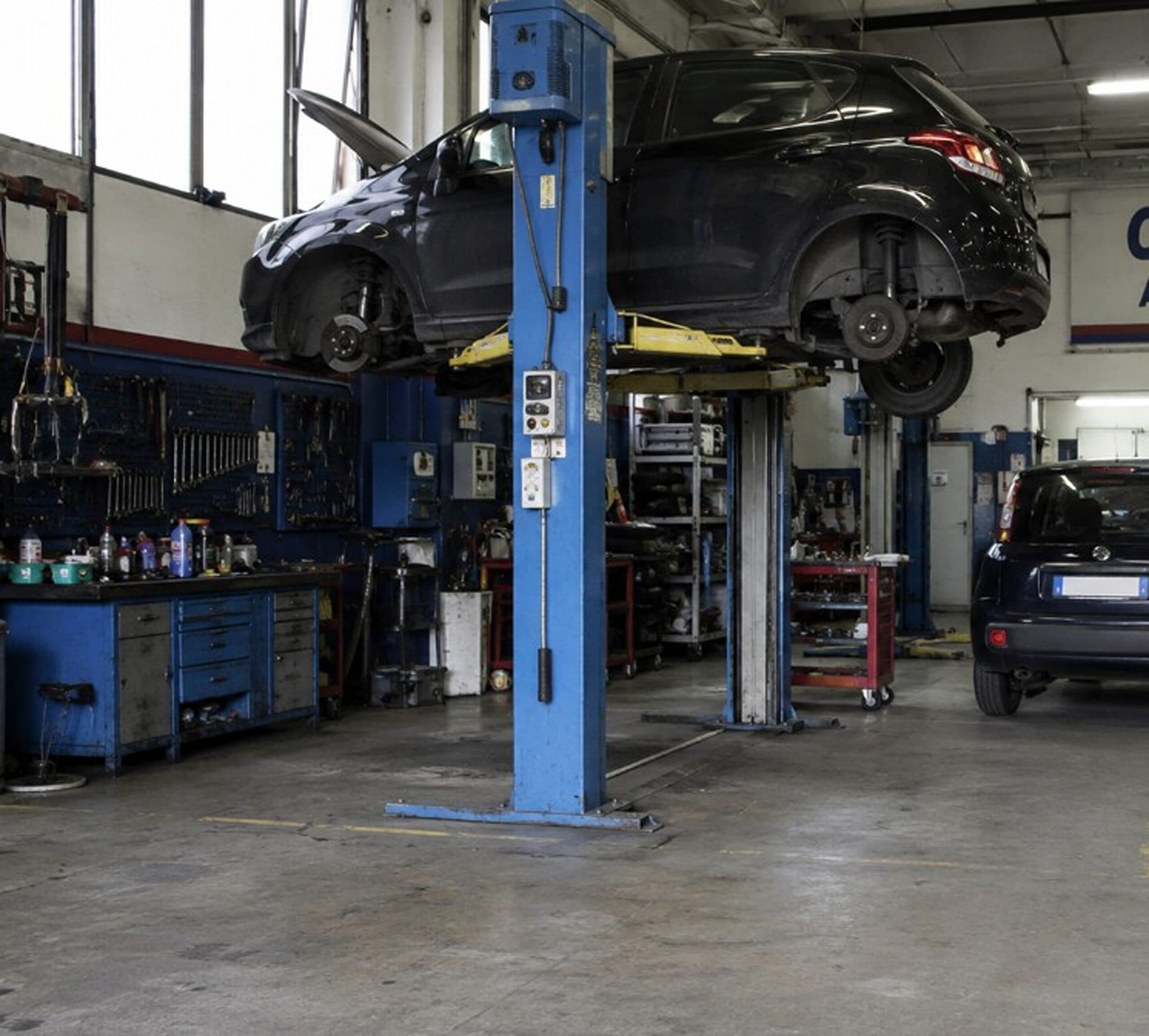Tragedia sul lavoro, meccanico muore schiacciato dall'auto su cui stava lavorando a Reggio Emilia