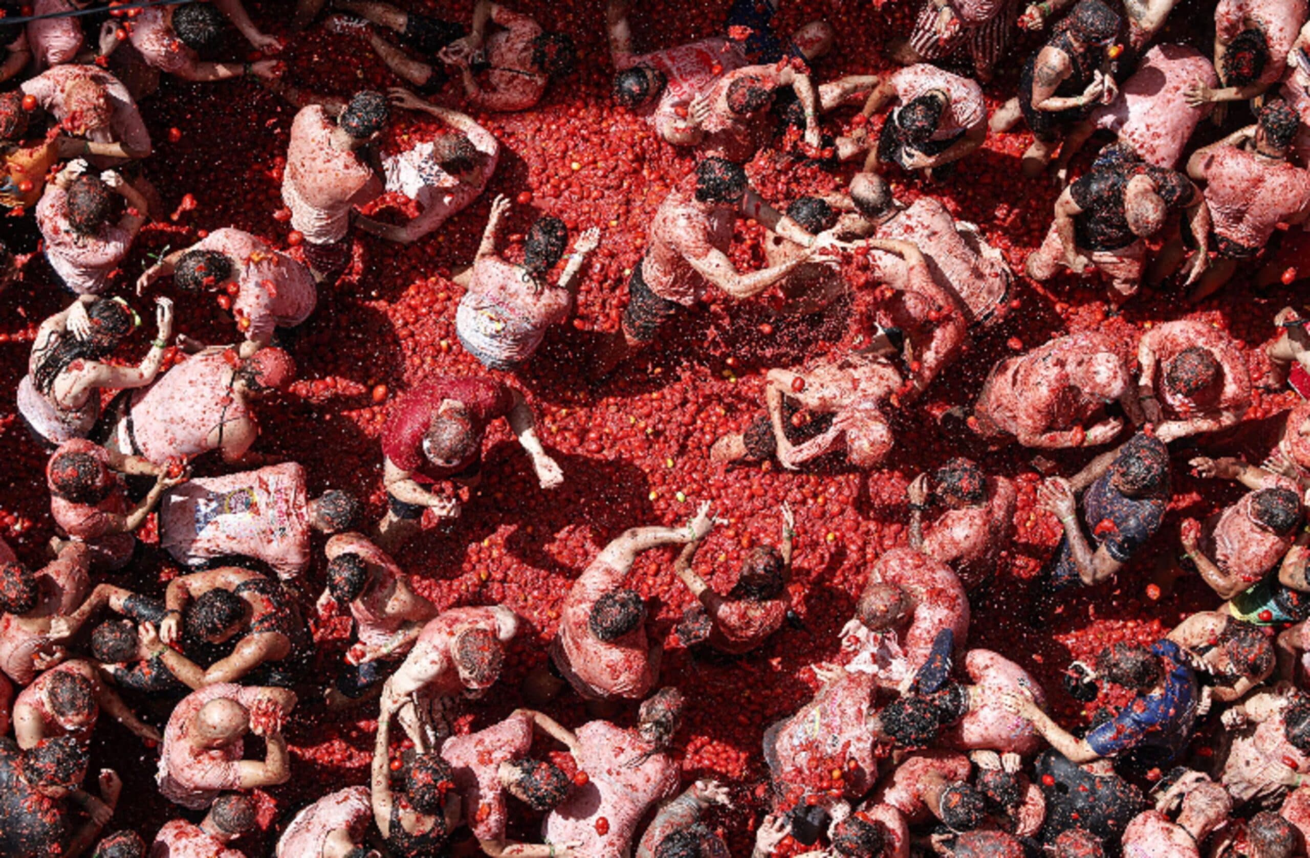 Un’ora di battaglia e 150mila chili di pomodori: il paese che ogni agosto diventa un fiume rosso. Torna la Tomatina di Buñol