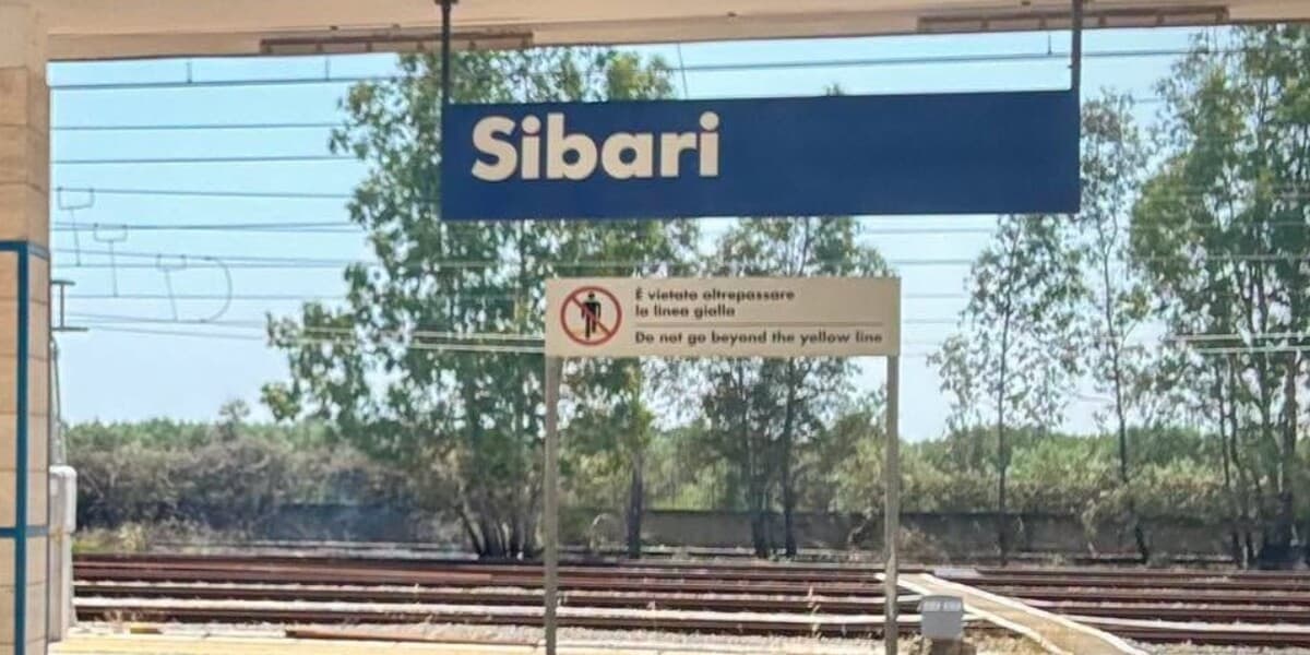 Emergenza roghi alla stazione di Sibari, l'allarme del sindaco Iacobini: «Matrice dolosa, stop allo smantellamento dello scalo»