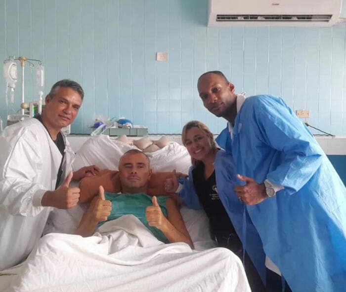 Di Battista posta una foto con i medici di Cuba: "Lì un popolo strangolato dagli Usa"