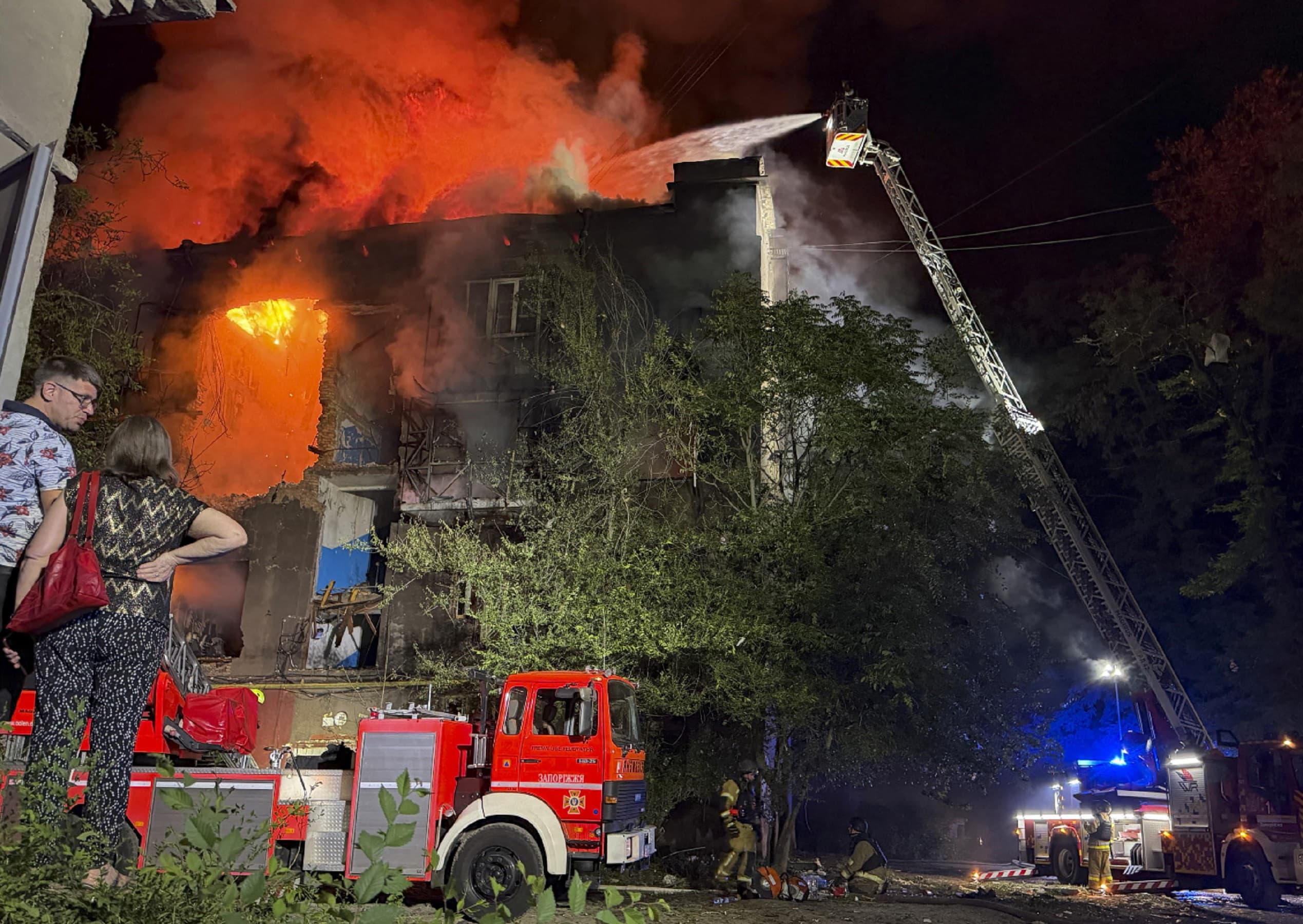 Ucraina, il Cremlino contro il vertice di Parigi: «Volenterosi istigatori di guerra». Droni su Mosca, tre morti