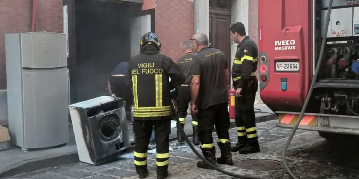 Fumo nero da un magazzino, paura nel centro storico di Rossano per un corto circuito
