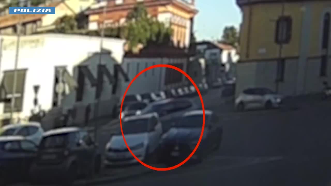 La immobilizza e le ruba gli orecchini dal valore di 100mila euro. Arrestato un 59enne a Milano VIDEO