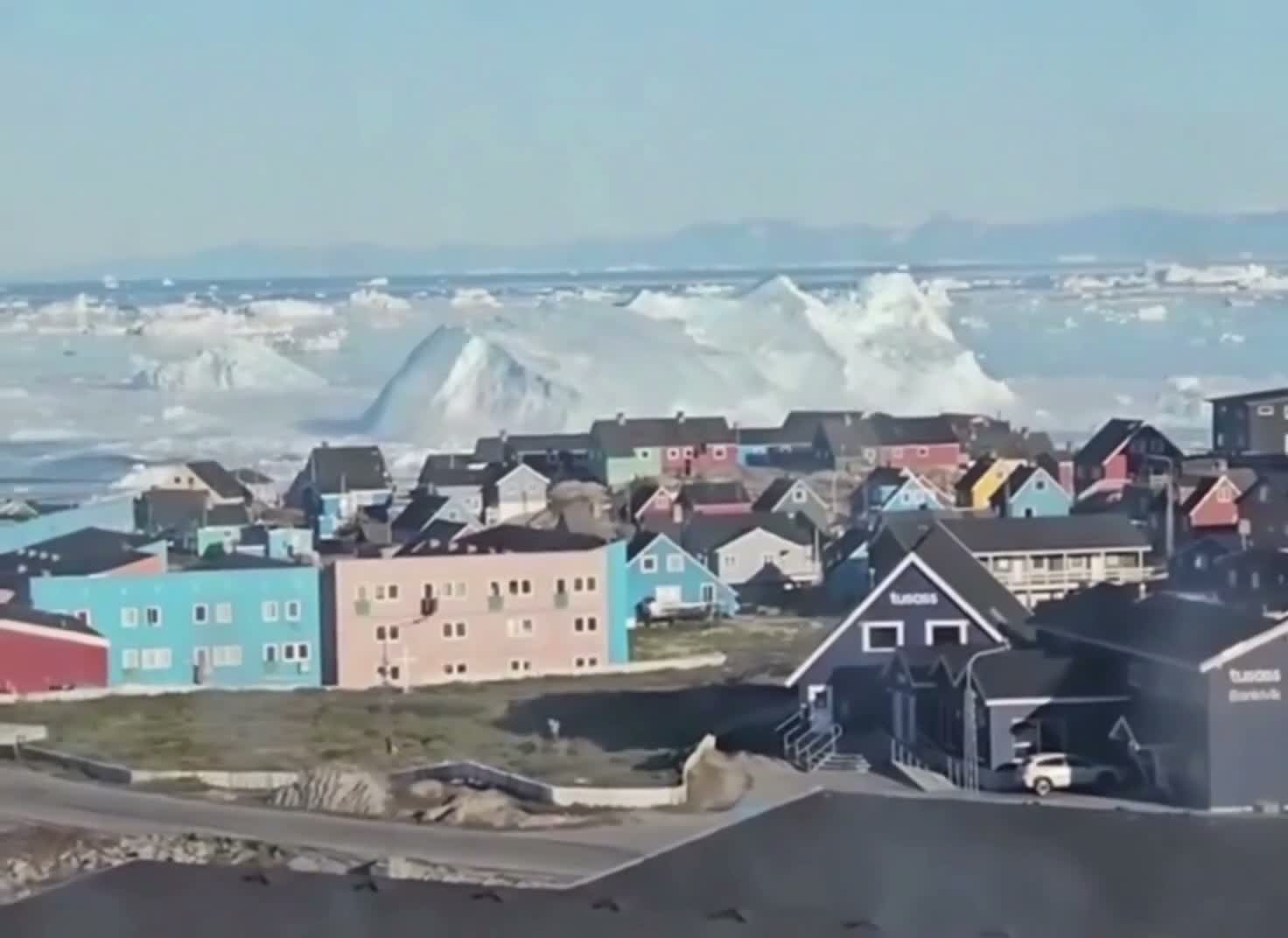 Groenlandia, lo spettacolare ribaltamento dell'iceberg: onde improvvise sul fiordo. Il video