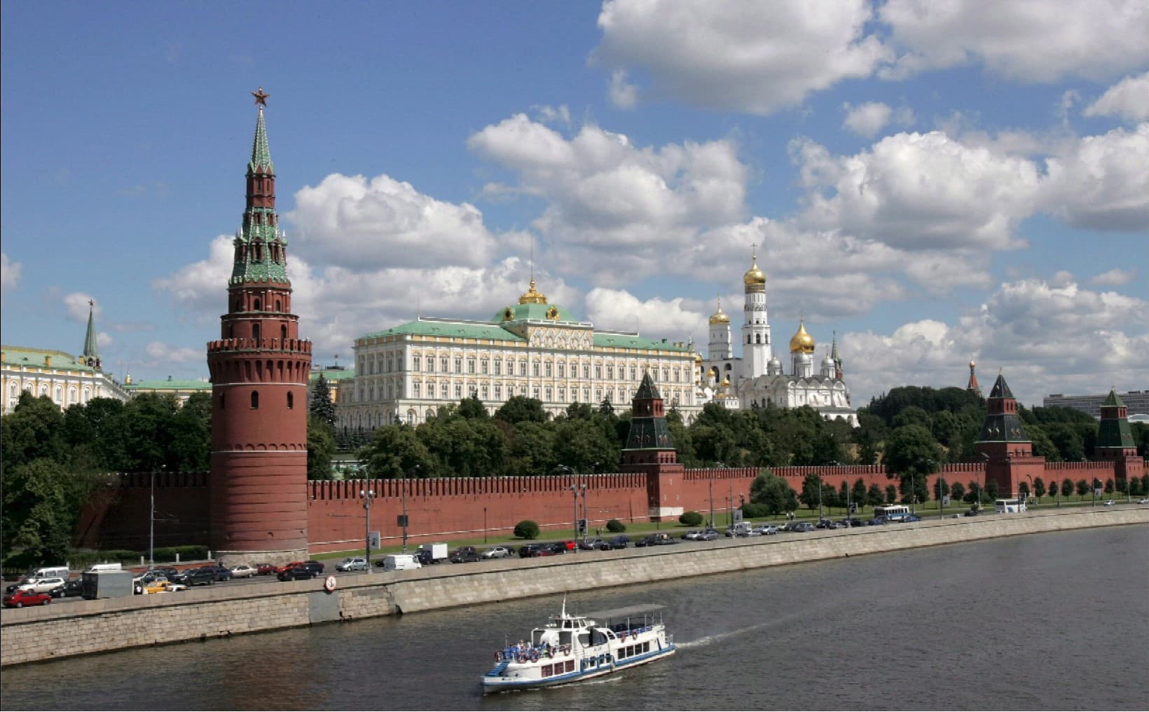 Attacchi ibridi russi, Europa in allerta: la Ue verso la stretta sui visti