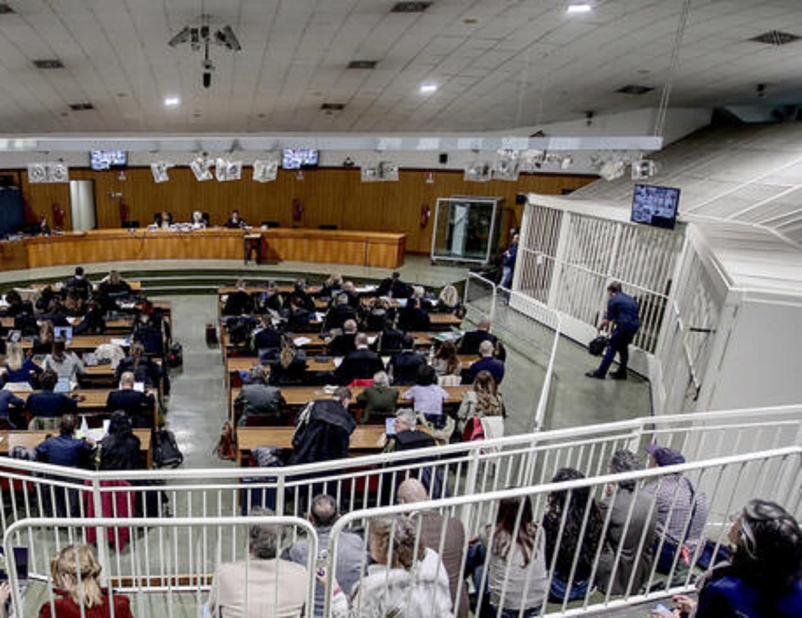 Crolla il controsoffitto dell'aula bunker a Milano, salta il processo Hydra