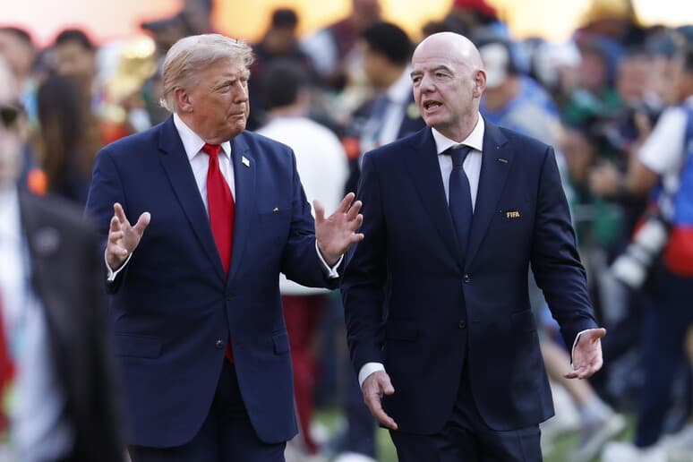 Trump in campo per Infantino: «Farà tutto il possibile per aiutarlo a restare alla guida della Fifa»