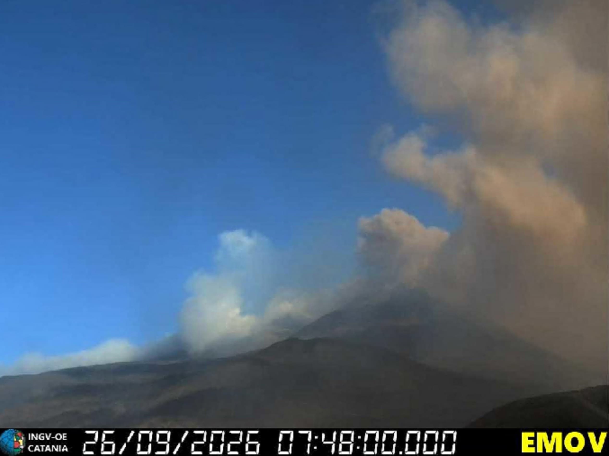 Etna, cenere in volo: prolungata la chiusura dell'aeroporto di Catania fino a mezzanotte