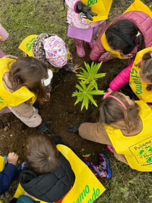 Sporcarsi le mani per mettere radici. Così i bambini del Magnolia nella festa dell’albero imparano a crescere, a rispettare, a prendersi cura