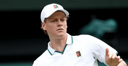 Sinner inizia con suspense a Wimbledon: rimonta su Kecmanovic e avanza al secondo turno