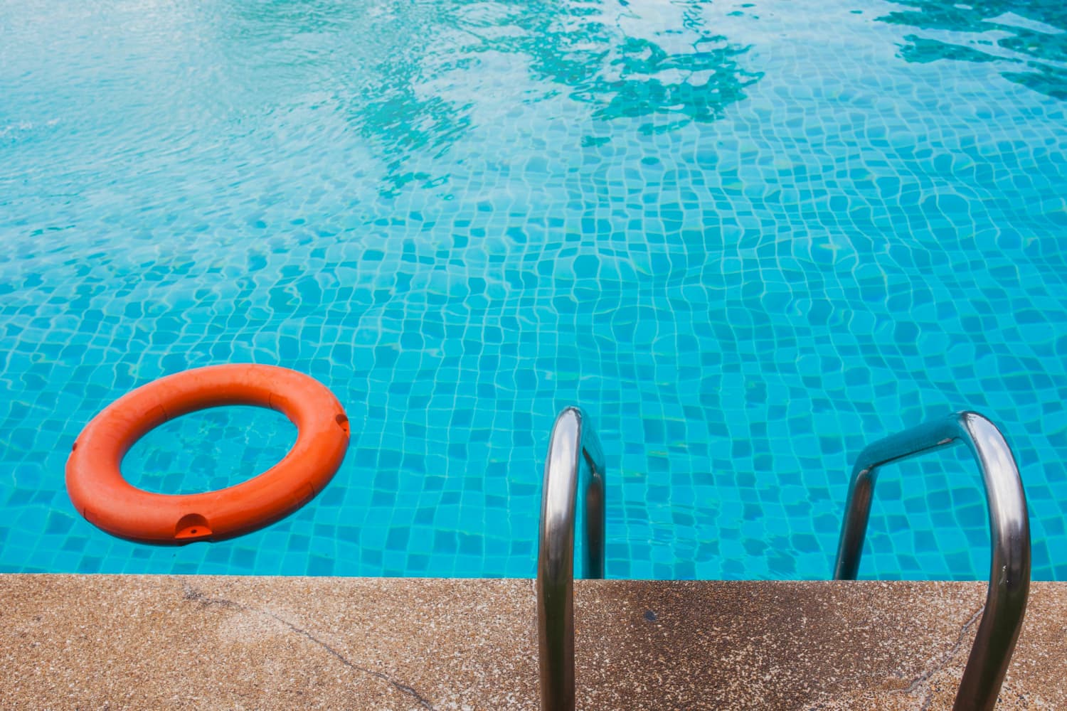 Attimi di terrore a Massa Carrara: bimbo di due anni rischia di annegare in piscina, trasferito al Meyer in elisoccorso