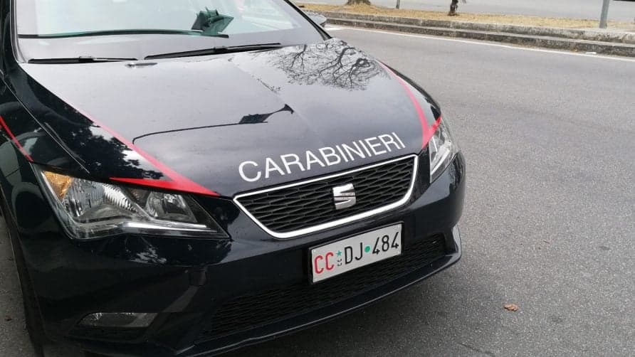 I suoceri lo denunciano per minacce, lui li investe con l'auto e viene arrestato: è accaduto a Napoli