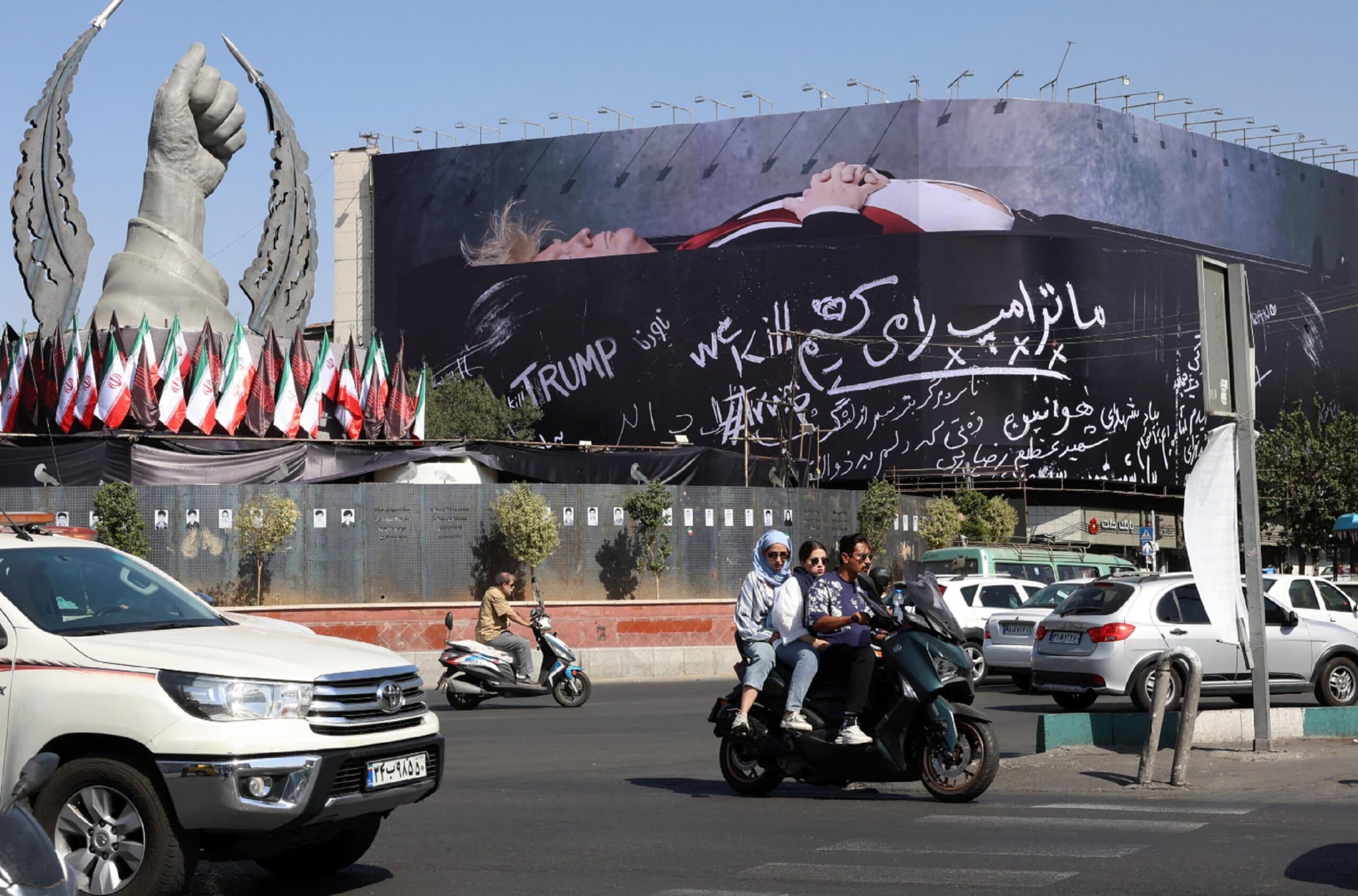 Paralisi a Hormuz, gli Usa non fermano i raid e preparano l'escalation. A Teheran enorme murale con Trump in una bara
