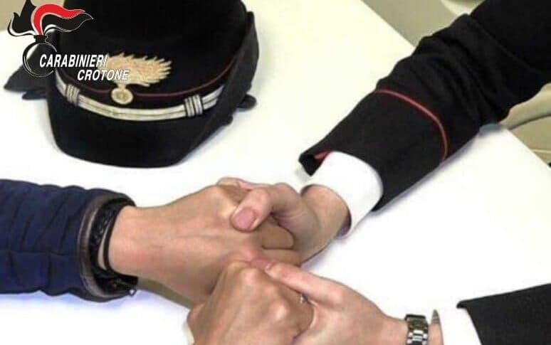 Cotronei, minaccia moglie e suocero con un coltello: arrestato 48enne