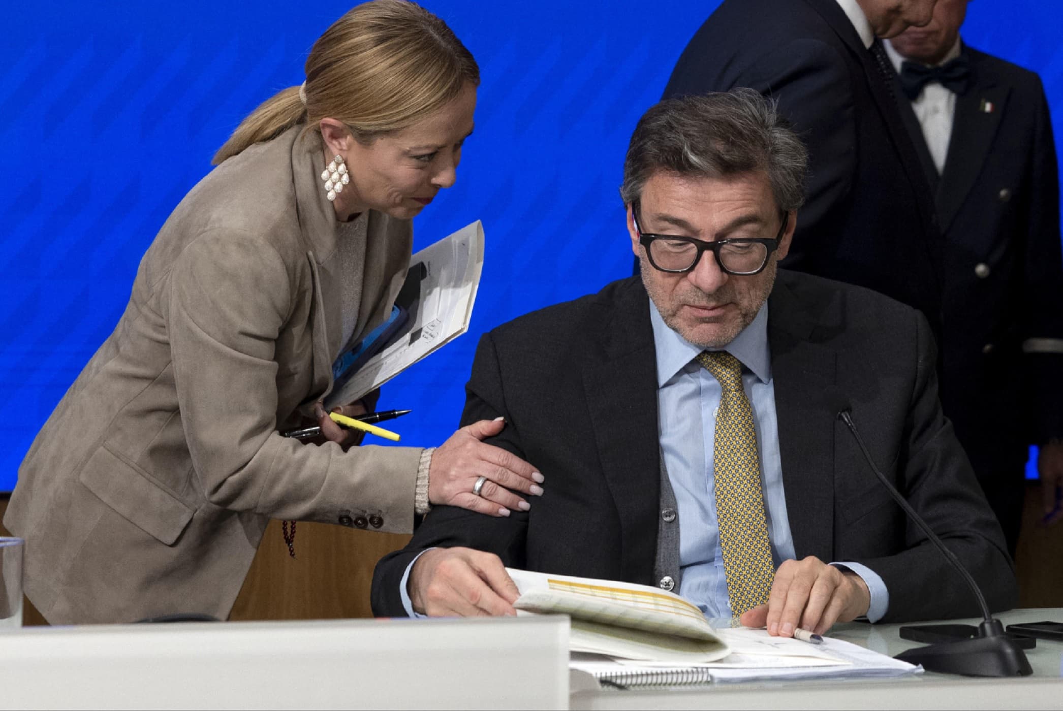 Prezzi dei carburanti alle stelle: Meloni vede Giorgetti. Spunta l'ipotesi delle accise mobili