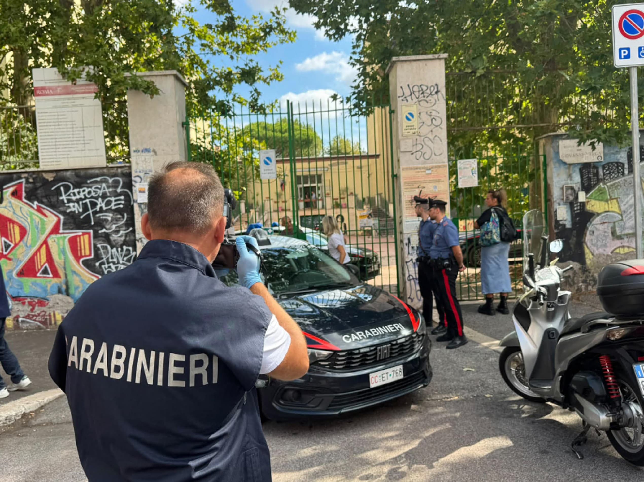 Prof aggredita a Roma, il figlio: «Mia madre vuole tornare al lavoro il prima possibile»