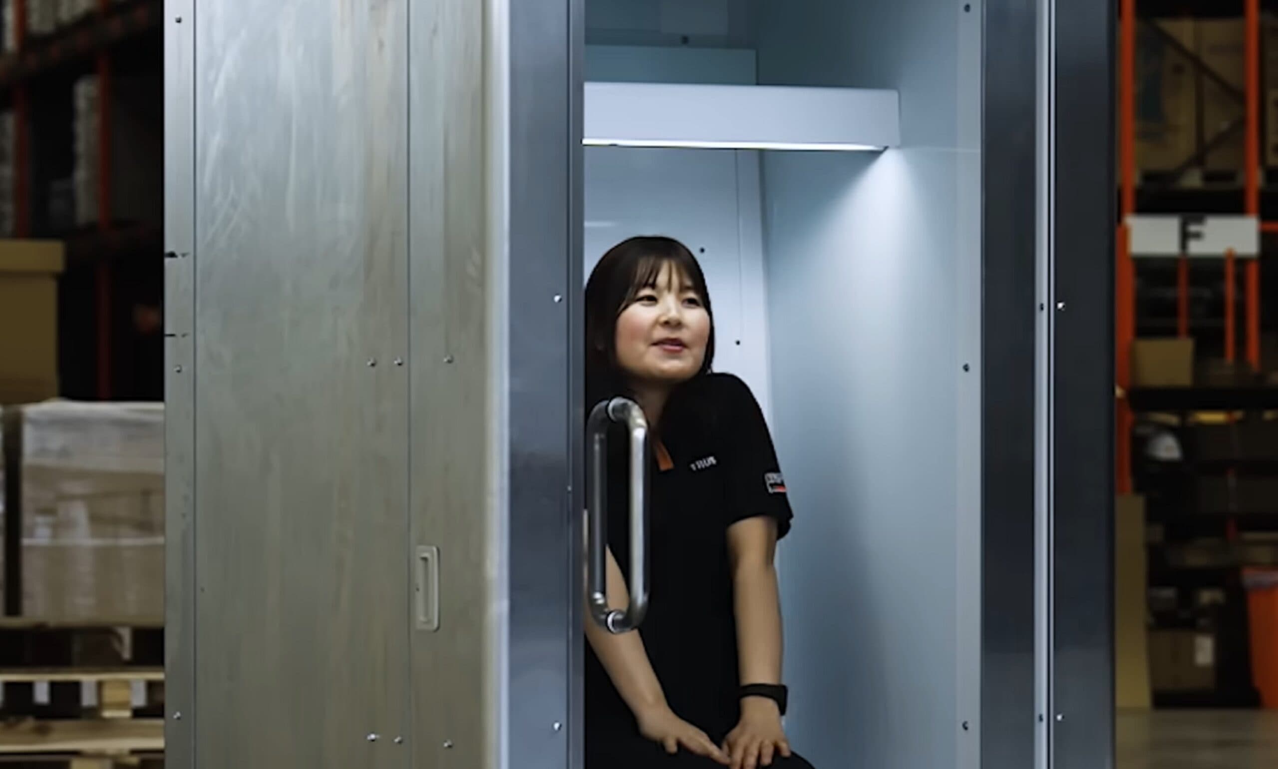 Giappone, arriva il frigorifero umano: cabina a 5 gradi per i lavoratori - VIDEO