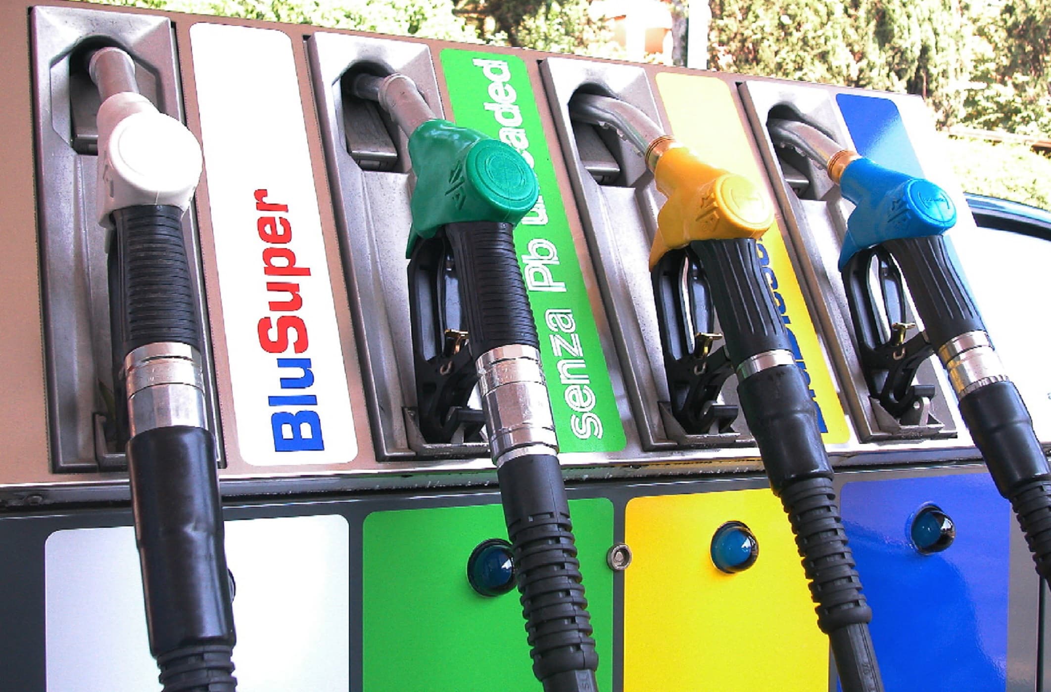 Benzina oltre i 2 euro al litro, prezzi ai massimi da quasi tre anni: cosa può succedere dal 25 agosto