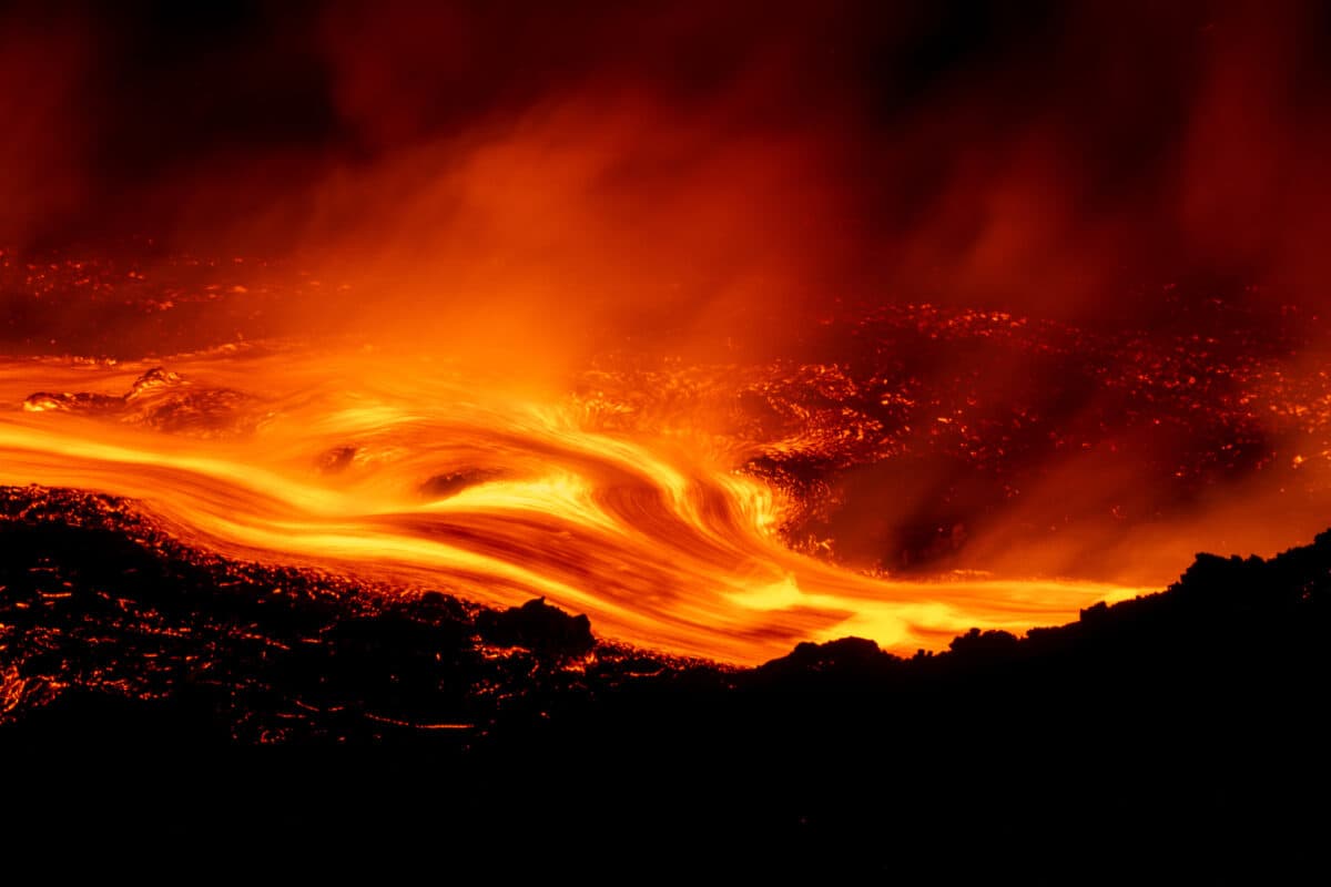 Eruzione dell'Etna: disagi negli aeroporti siciliani con voli sospesi