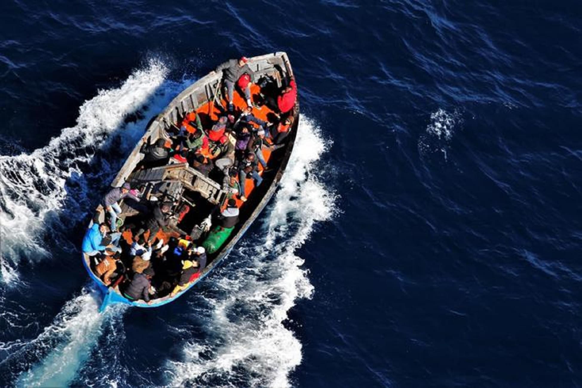 Nuovo naufragio al largo della Sicilia: 61 migranti salvi, un morto