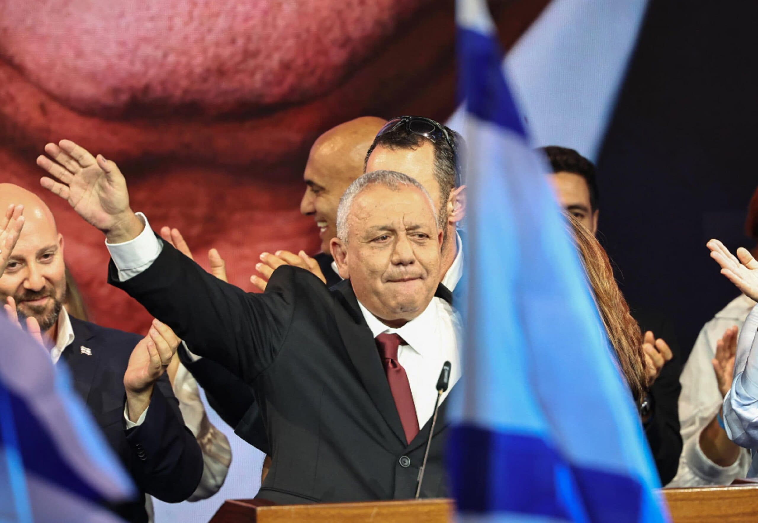 Israele, Netanyahu avanti ma senza maggioranza: 53 seggi contro i 48 di Eisenkot, ora la partita passa a Herzog