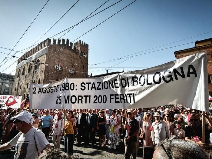 Bologna ricorda la strage del 2 agosto, Mattarella: "La strategia neofascista voleva distruggere libertà e democrazia"