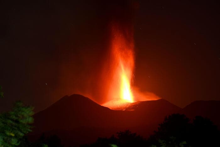 L'Etna torna a limitare i voli su Catania: 12 arrivi l'ora, dalle 22.30 solo cinque