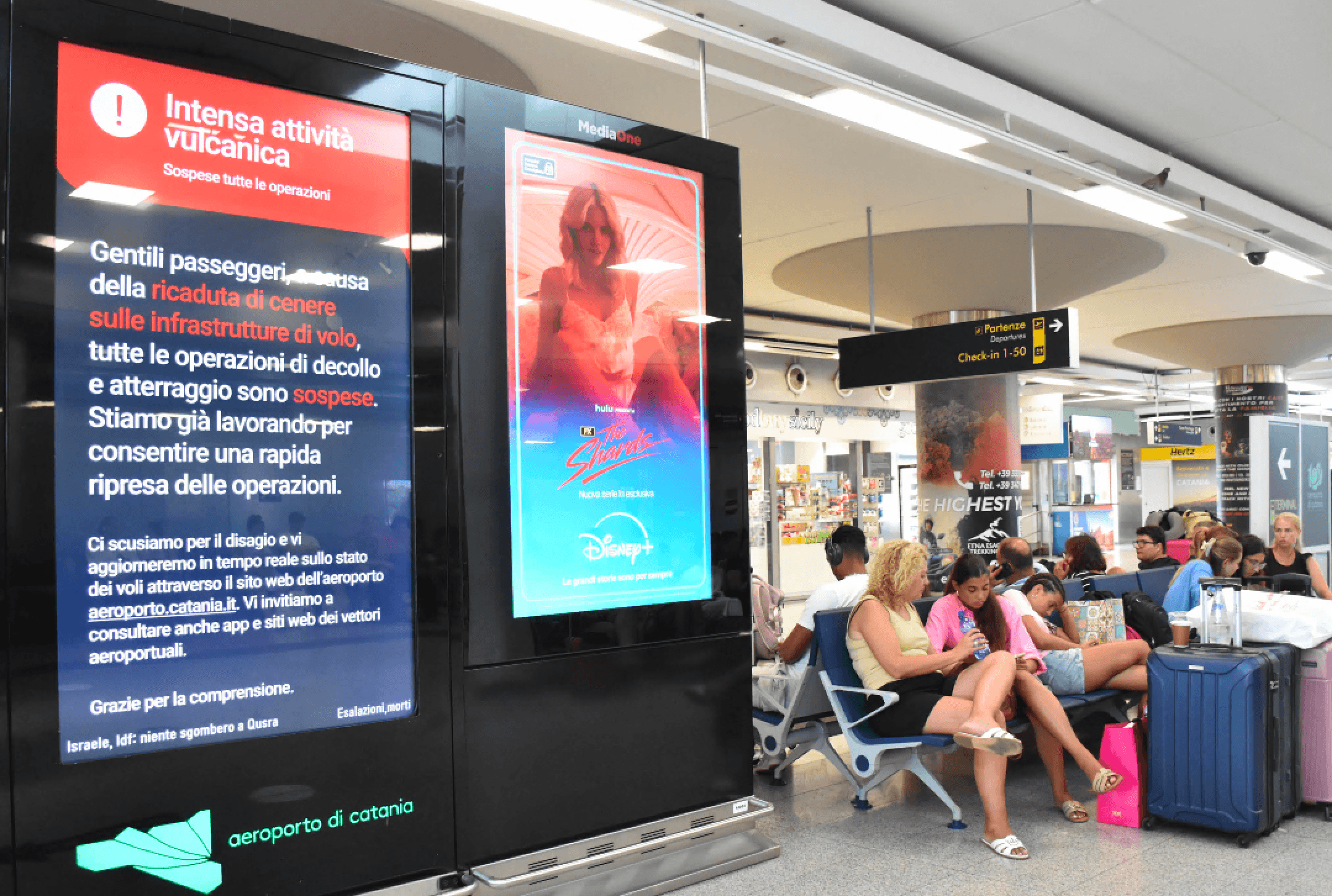 Etna, attività esplosiva in diminuzione: l’Ingv abbassa l’allerta da rossa ad arancione. L'aeroporto di Catania riapre alle 14