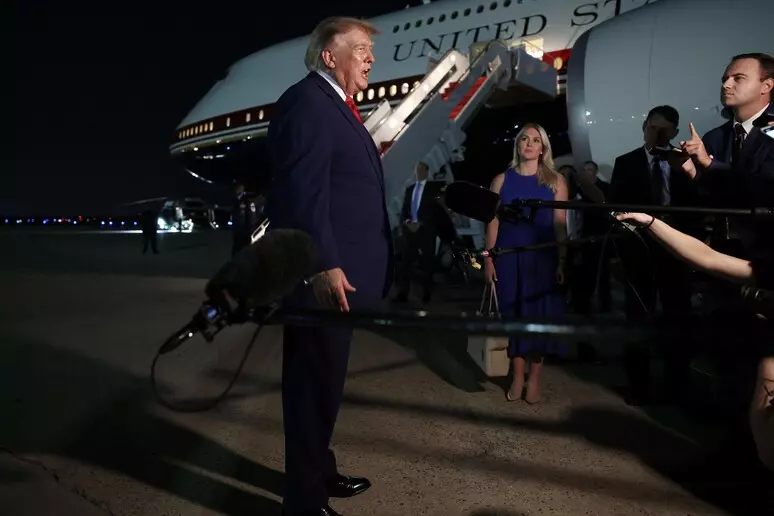 Trump in fuga dal vertice Nato ad Ankara: "Ricevo minacce. Candidarmi nel 2028? Legge ferrea". E su Hormuz: "Lo controlliamo noi"