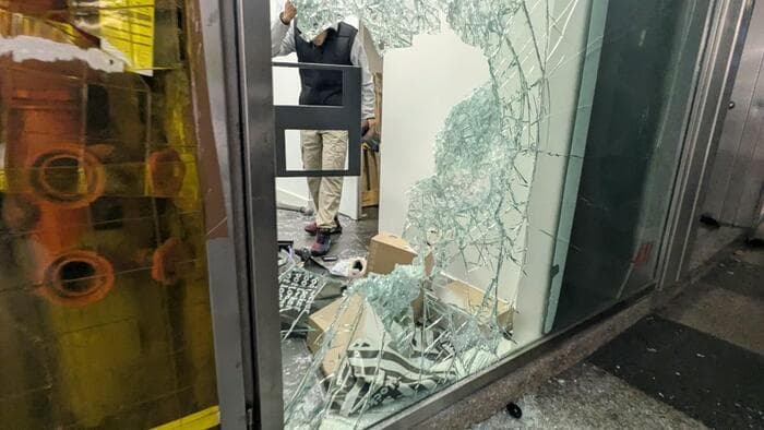 Le violenze proseguono: giovani di nuovo in piazza a Milano sfondano vetrine e un supermercato