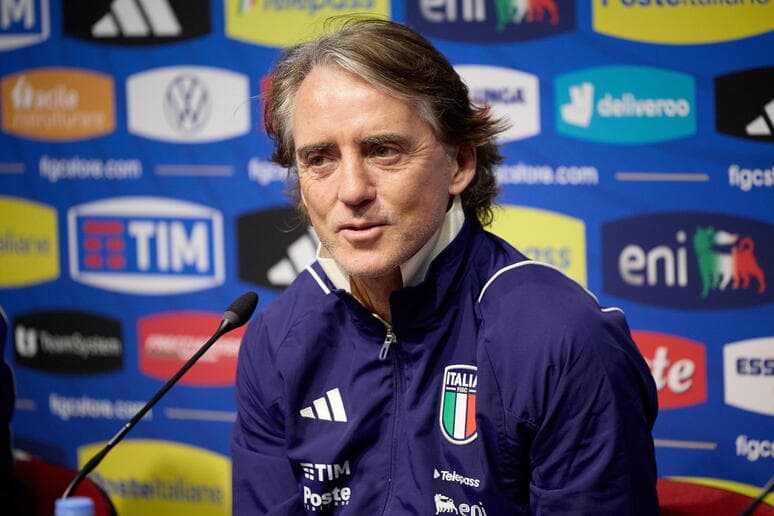 Italia, Mancini divide il gruppo: 10 azzurri non partono per la Turchia. Out Barella, Maldini, Mancini e Coppola
