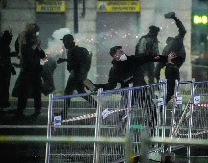 Cortei in Italia, quasi 5mila identificati: almeno 371 fermati, 110 sono minori