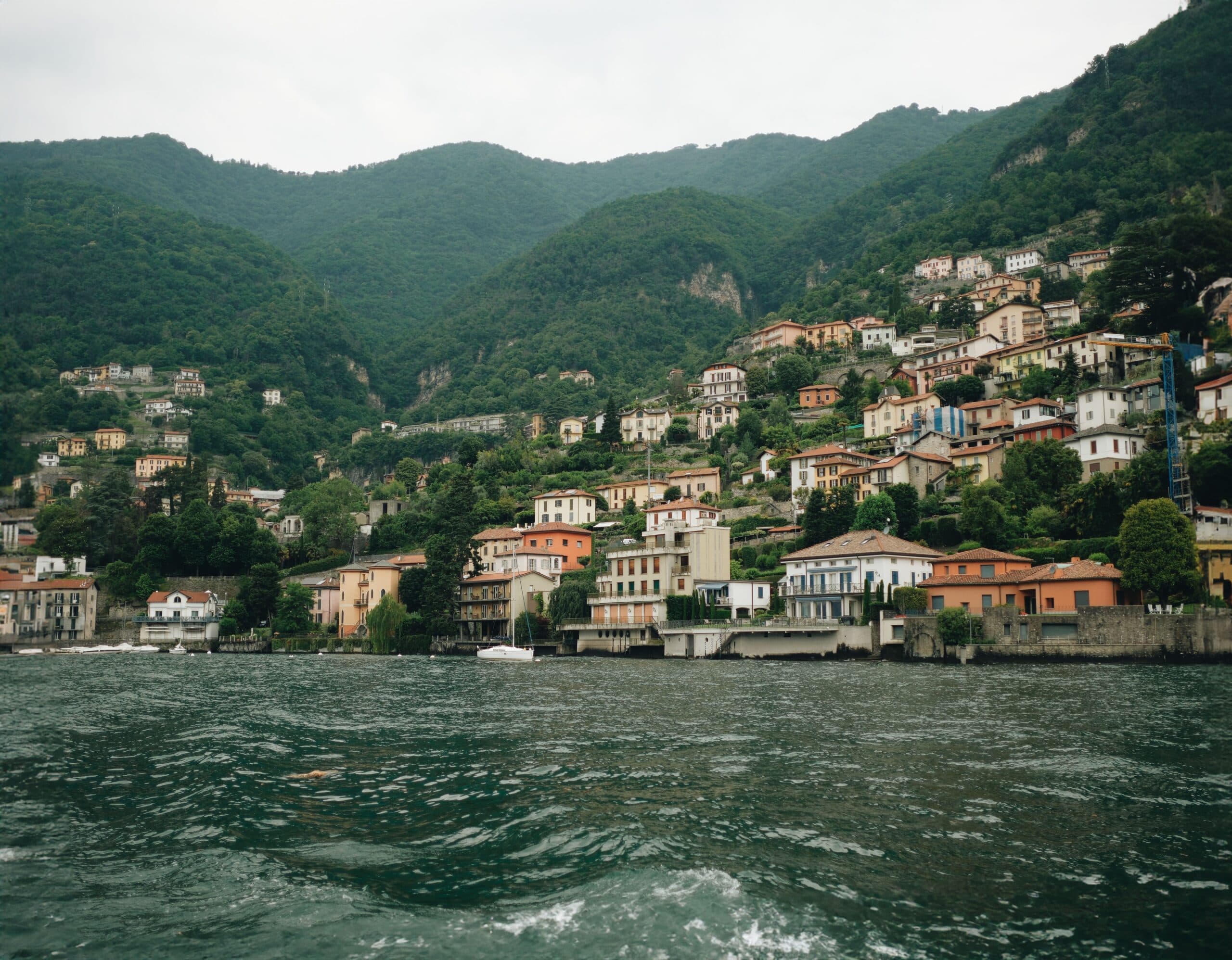 Bambina di 10 anni scompare nelle acque del lago di Como