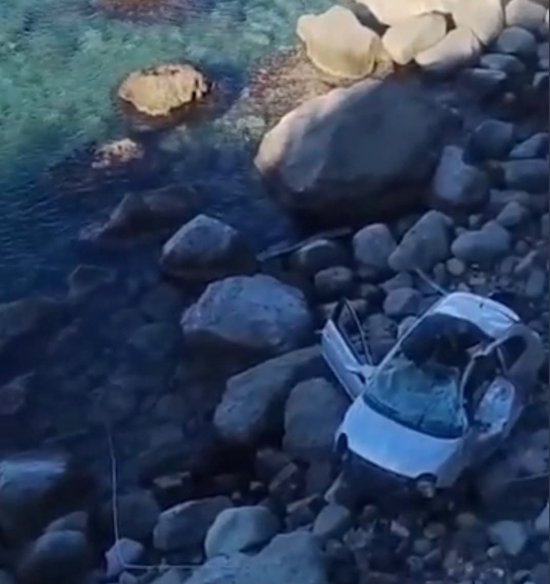 Tre ragazzi rubano un'auto e finiscono in una scarpata, due 18enni gravi. E' accaduto ad Ischia