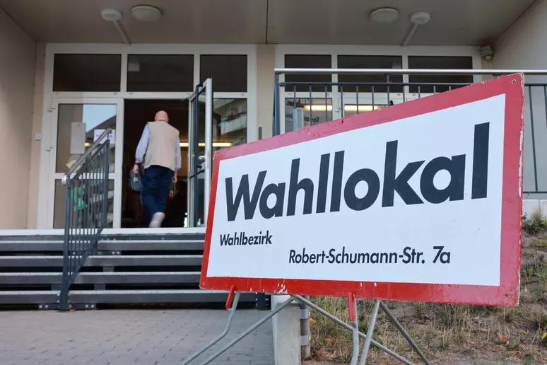 Germania: seggi aperti in Sassonia-Anhalt, l'estrema destra di AfD grande favorita. Grande festa per la democrazia a Magdeburgo