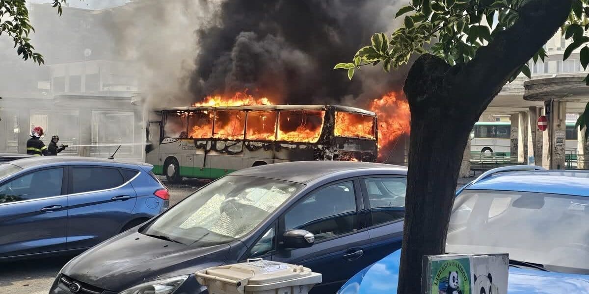 La maledizione dell'Autostazione di Cosenza, autobus in fiamme vicino alle corsie: panico, fumo ma nessun ferito VIDEO