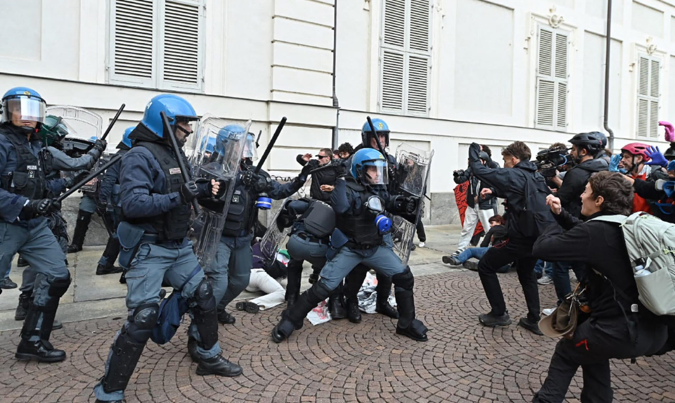 Proteste, tensione a Torino e cariche della polizia: scontri anche a Milano