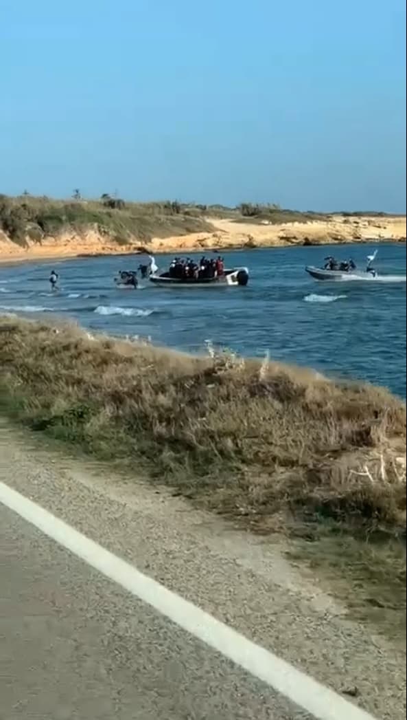 Pozzallo, sbarco all’alba: la Guardia costiera soccorre 85 migranti