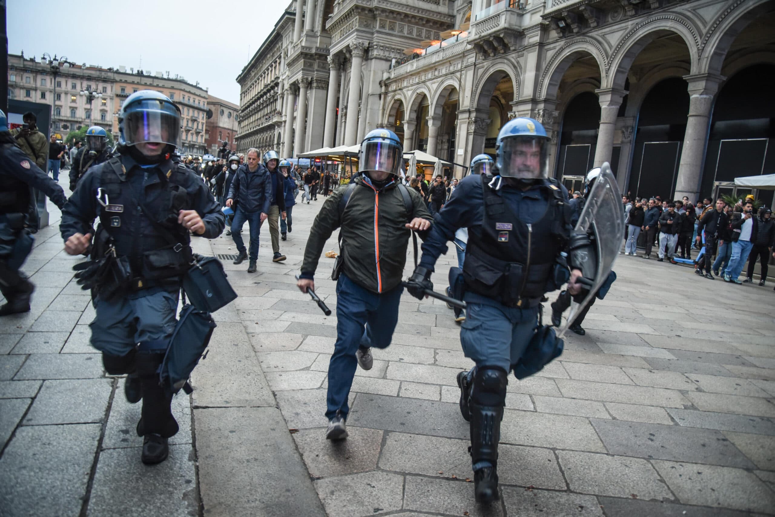 Disordini a Milano, identificati un 11enne e un 16enne: riconosciuti nei video diventati virali
