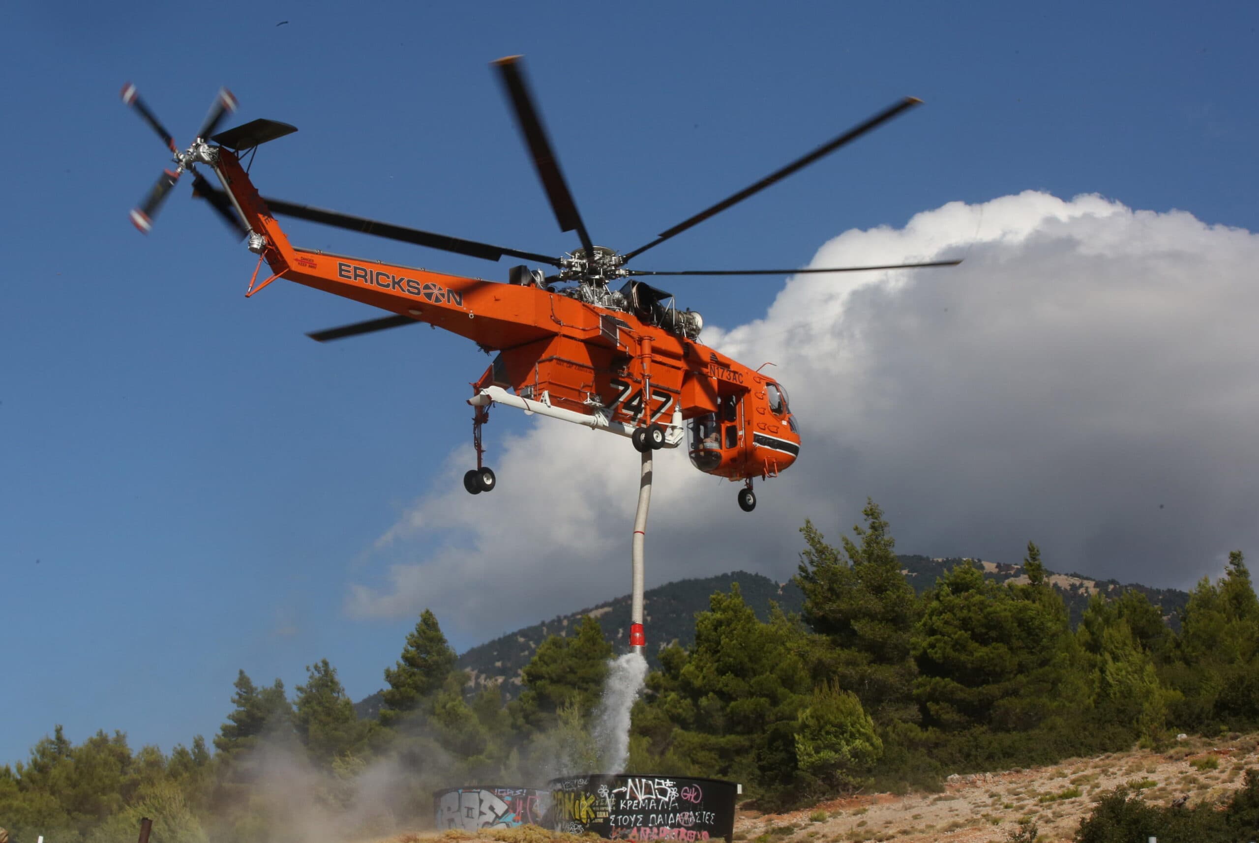 Due elicotteri antincendio si sono scontrati in Grecia. Premier: situazione "estremamente difficile"