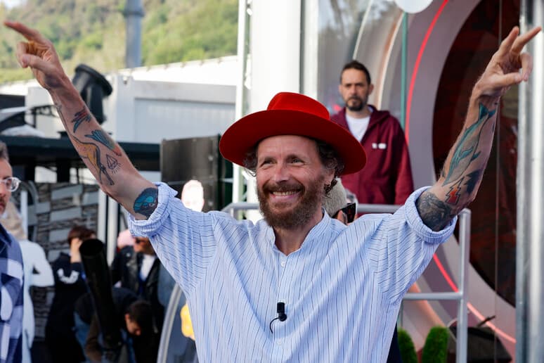 Jovanotti pedala verso Catanzaro: il «Jovagirò» fa tappa a Matera